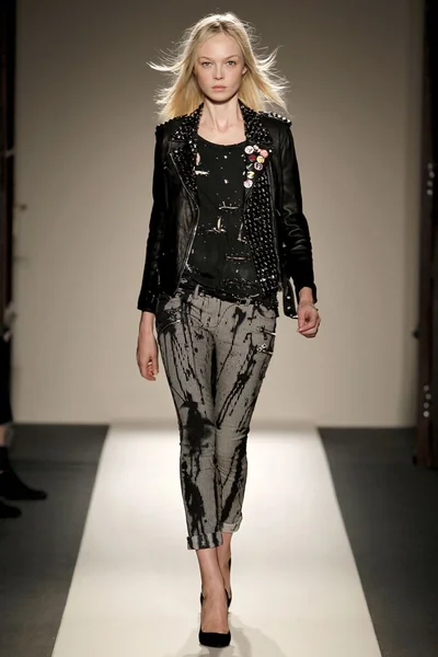 Look 16